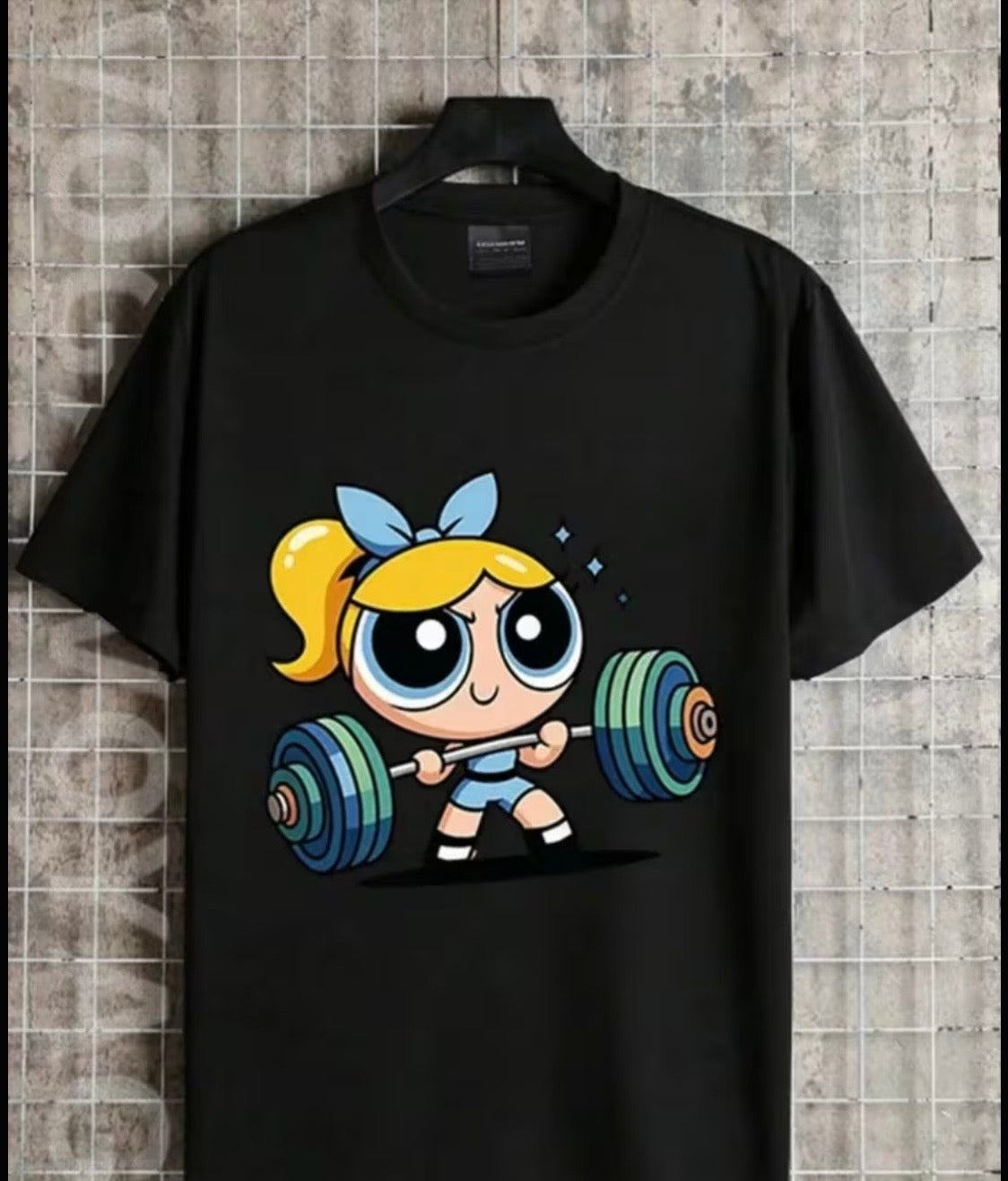 Camiseta negra con temática chica poderosa burbuja