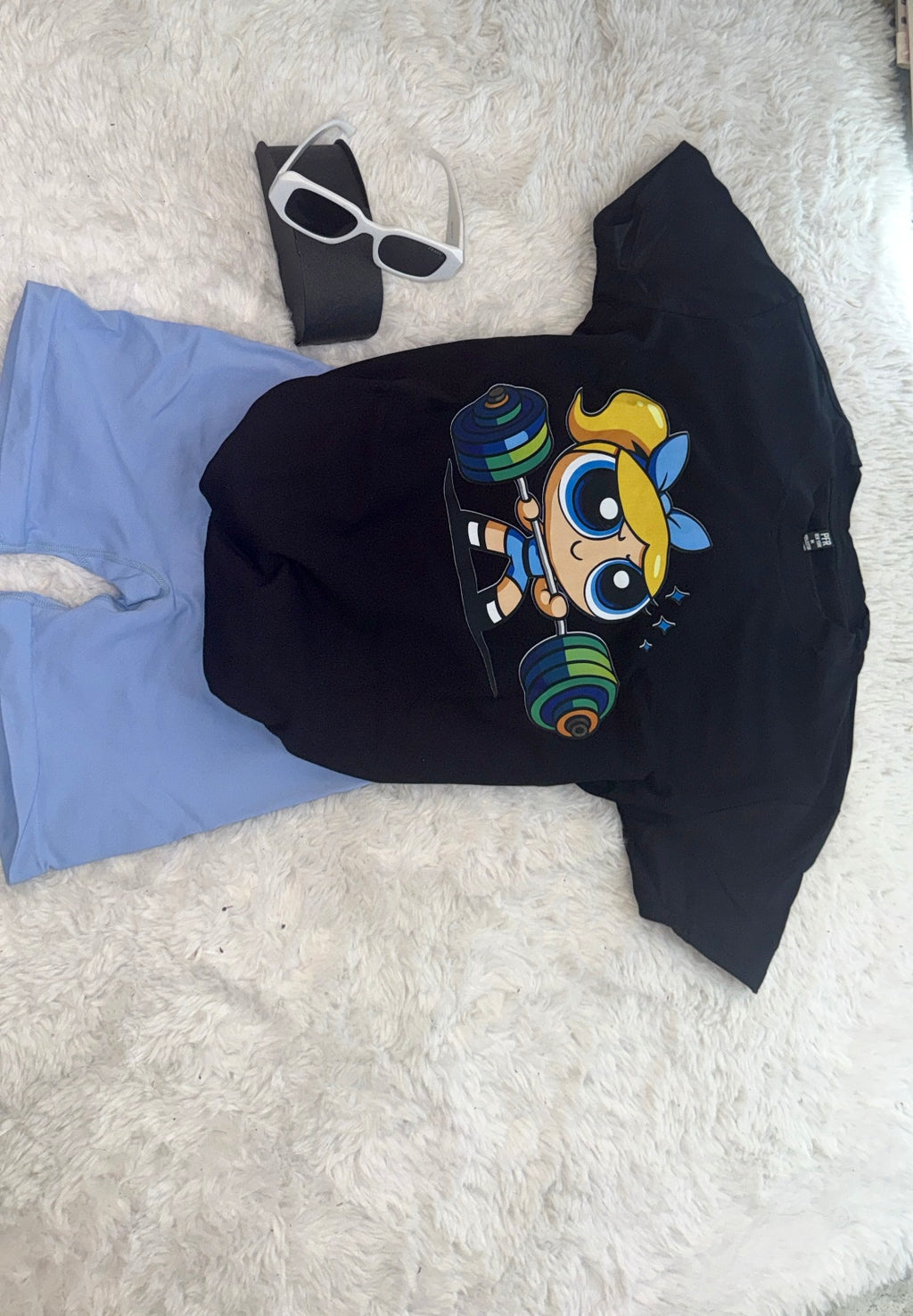 Camiseta negra con temática chica poderosa burbuja