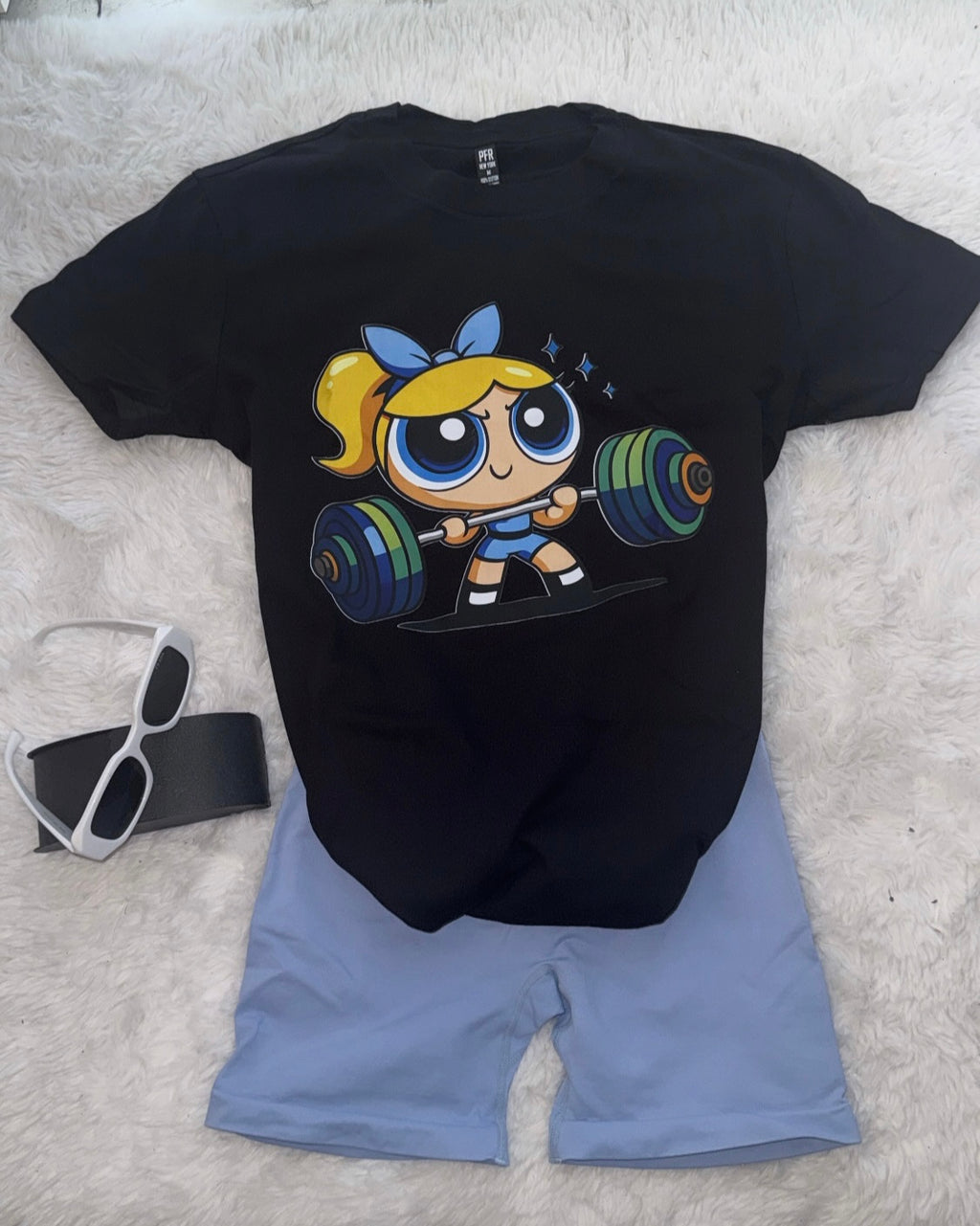 Camiseta negra con temática chica poderosa burbuja