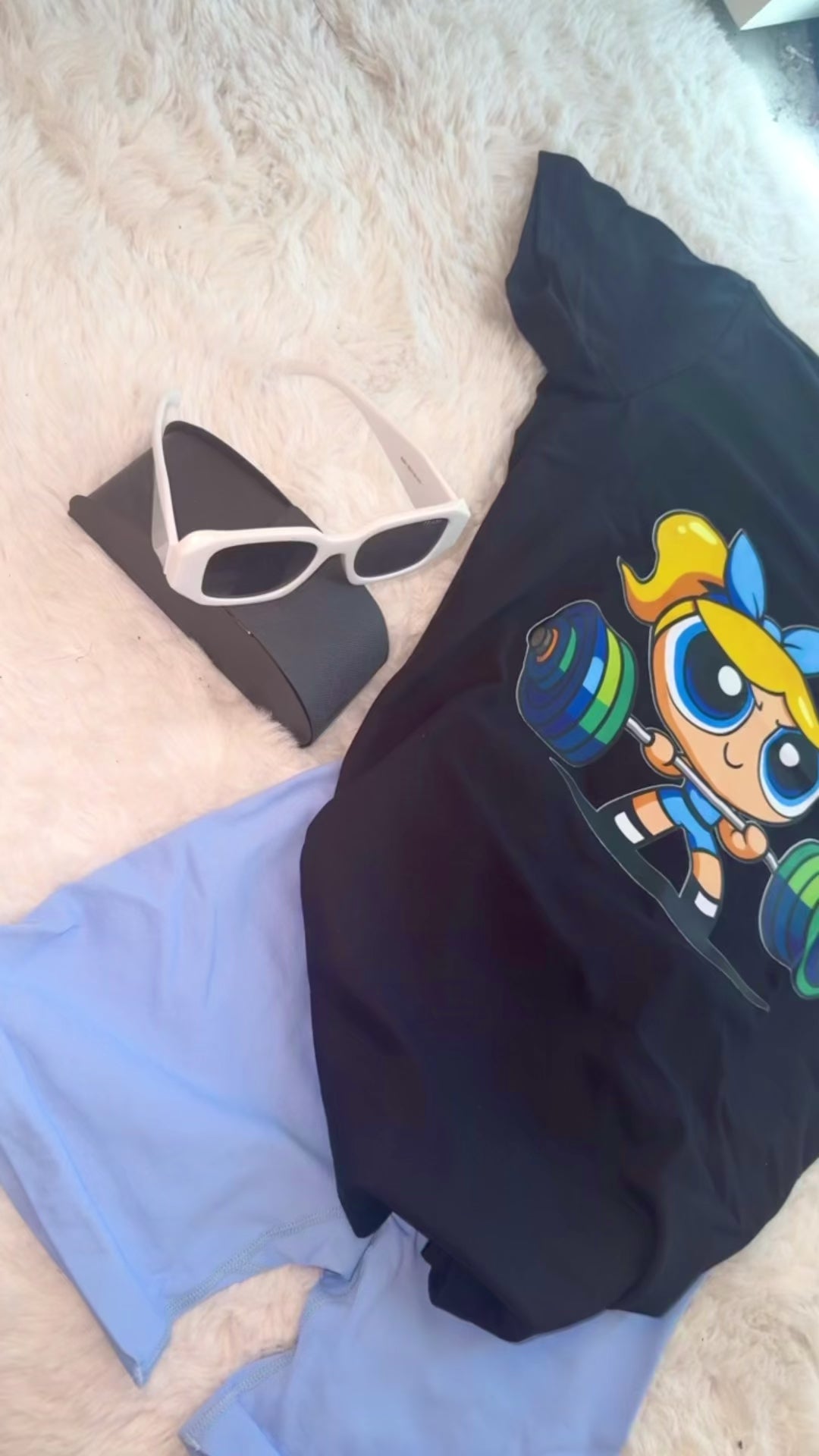 Camiseta negra con temática chica poderosa burbuja